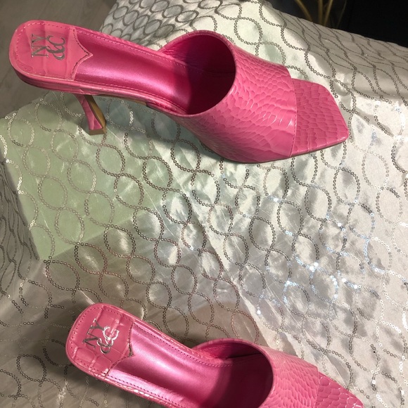 NWOT NY & CO Beautiful pink croc slip on heels - Picture 2 of 5
